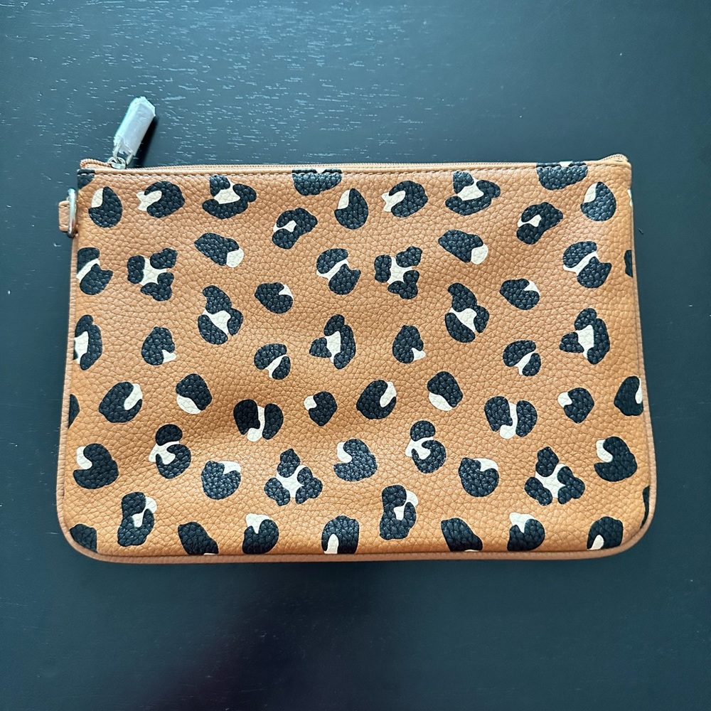 Leopard clutch